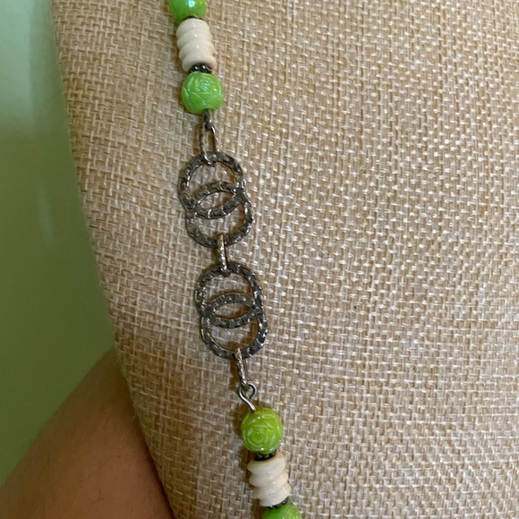 Elegant Green and Silver Beaded Necklace - Picture 2 of 6